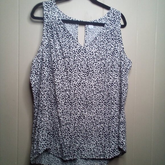 Old Navy Tops - Old Navy Blouse XL Sleeveless V-Neck Flowing Animal Print Black White